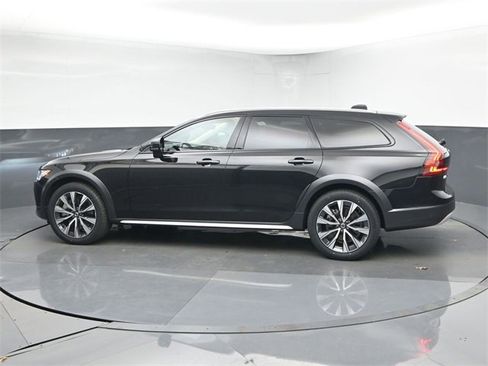 Used 2024 Volvo V90 B6 Cross Country Plus image 5