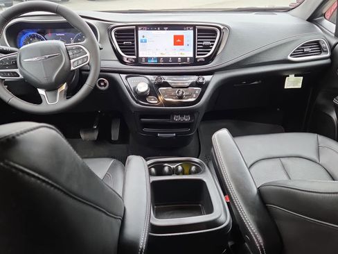 Used 2025 Chrysler Pacifica Select image 15