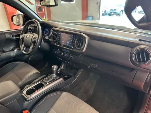Certified 2022 Toyota Tacoma TRD Off-Road w/ Technology Package AWD/4WD image 17