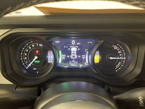 Used 2025 Jeep Wrangler Unlimited Sahara w/ Safety Group AWD/4WD image 25