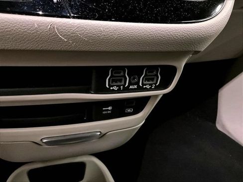 Used 2022 Chrysler Pacifica Touring-L FWD image 32