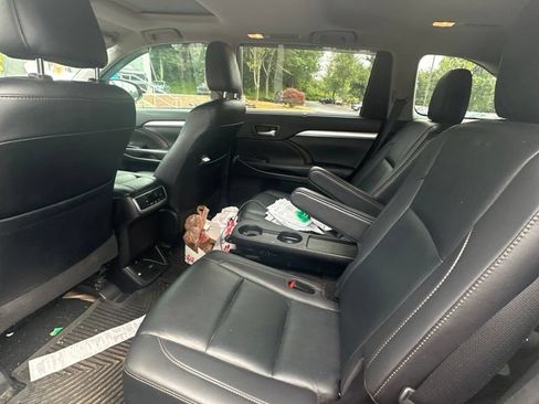 Used 2019 Toyota Highlander XLE AWD/4WD image 13