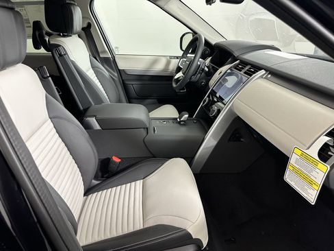 Used 2025 Land Rover Discovery Dynamic SE AWD/4WD image 18