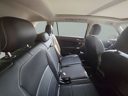 Used 2021 Volkswagen Tiguan SE w/ Panoramic Sunroof Package FWD image 5