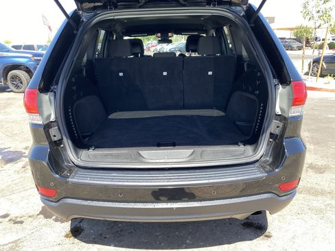 Used 2018 Jeep Grand Cherokee Laredo AWD/4WD image 14