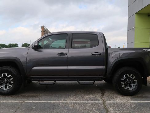 Used 2018 Toyota Tacoma TRD Off-Road AWD/4WD image 7
