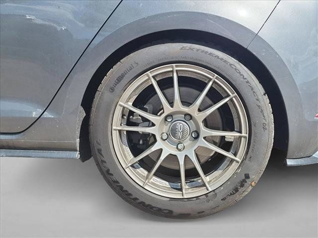 Used 2018 Volkswagen Golf 4-Door AWD/4WD image 9