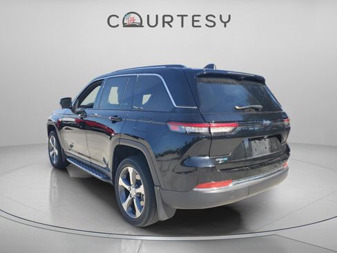 Certified 2023 Jeep Grand Cherokee 4WD 4xe w/ Luxury Tech Group II image 2