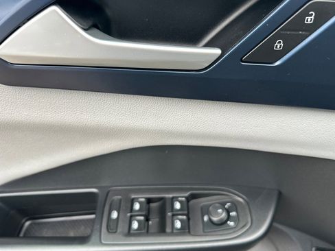 Certified 2022 Volkswagen Taos SE image 11