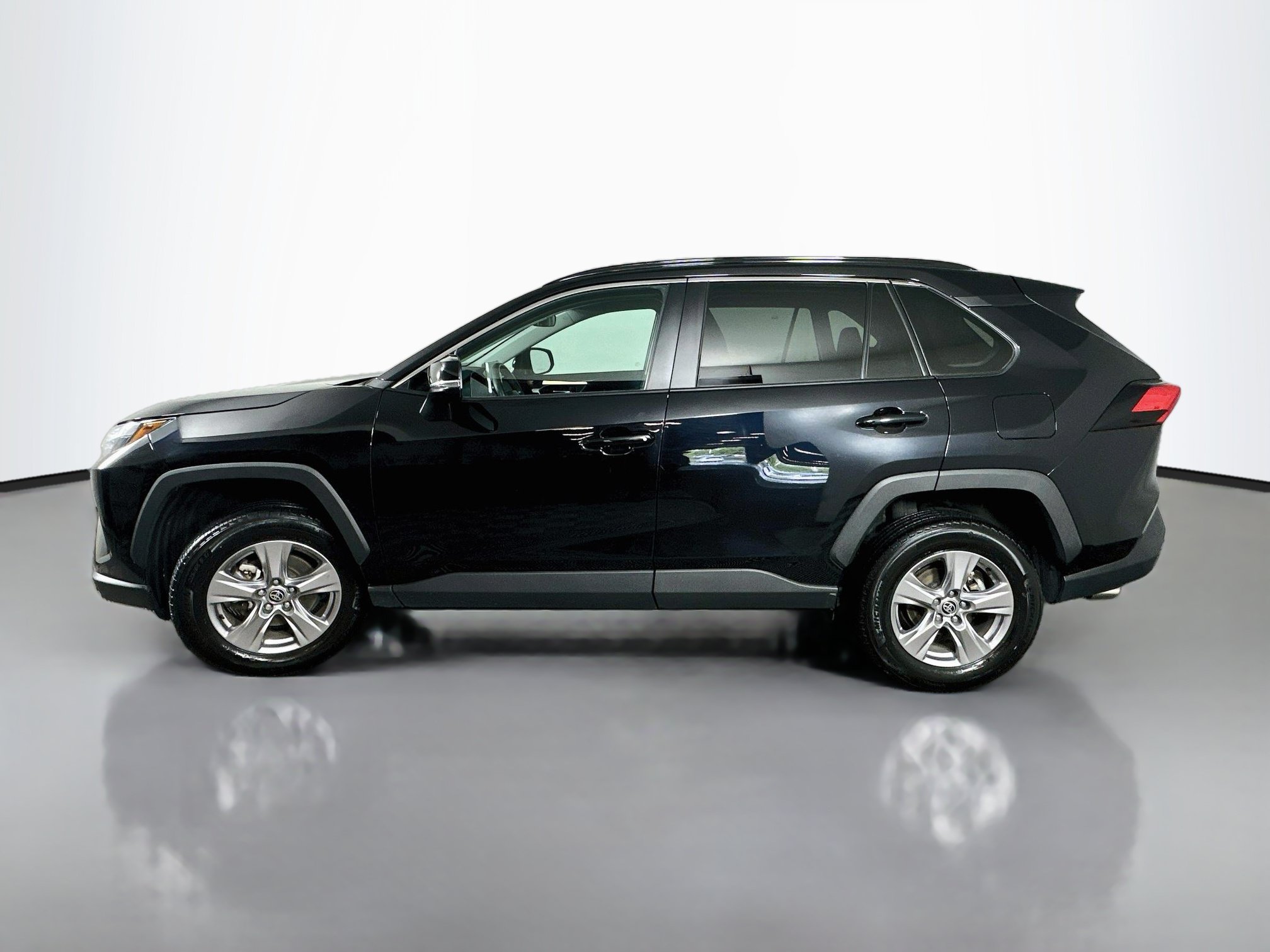 Used 2025 Toyota RAV4 XLE FWD image 4