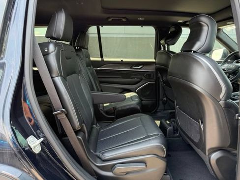 Used 2024 Jeep Grand Cherokee L Overland w/ Luxury Tech Group IV AWD/4WD image 10
