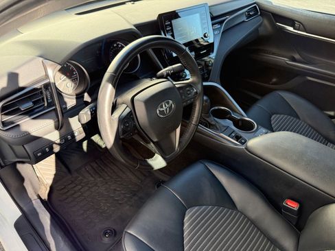 Used 2021 Toyota Camry SE w/ Cold Weather Package image 4