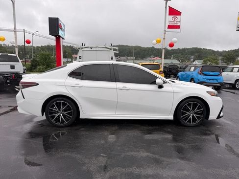 Used 2023 Toyota Camry SE w/ Audio Upgrade Package FWD image 3