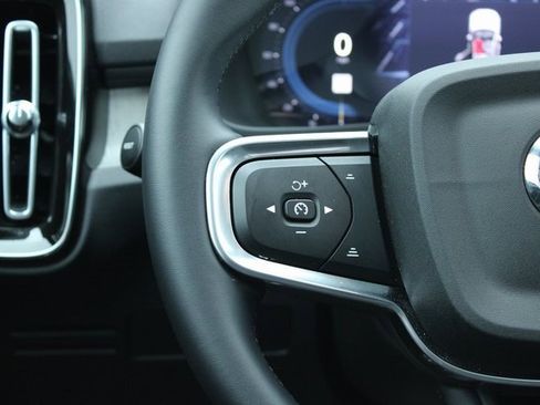 Used 2025 Volvo XC40 B5 Plus image 26