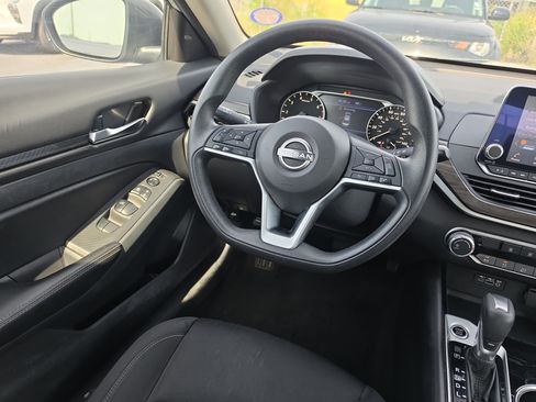 Used 2024 Nissan Altima 2.5 SV FWD image 9