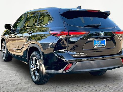 Used 2024 Toyota Highlander XLE AWD/4WD image 5
