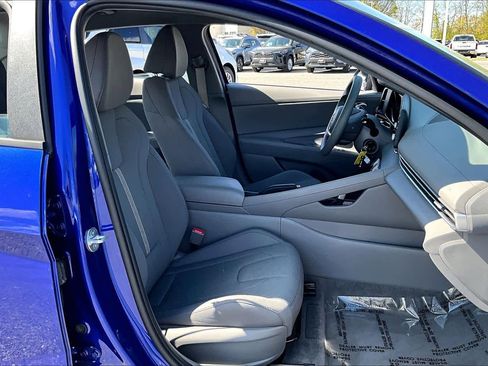 Used 2023 Hyundai Elantra SE FWD image 9