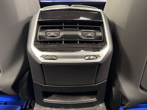 Used 2024 BMW i7 xDrive60 w/ Executive Package image 32