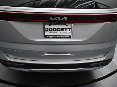 Used 2023 Kia Carnival LX image 16