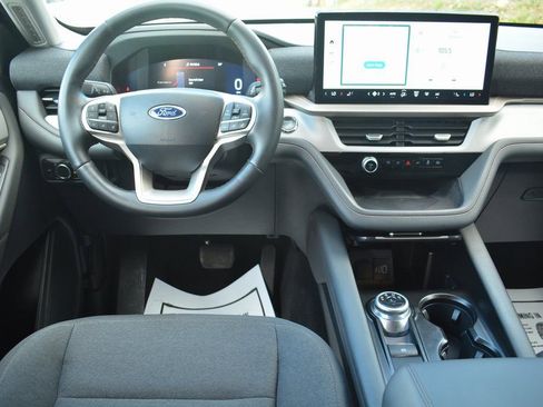 Used 2025 Ford Explorer Active image 3