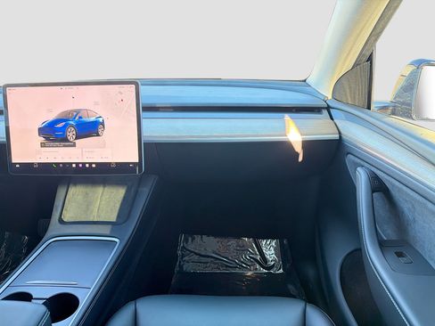 Used 2023 Tesla Model Y Long Range image 18