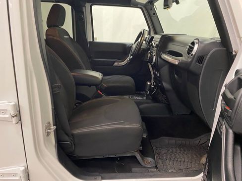 Used 2016 Jeep Wrangler Unlimited Rubicon w/ Connectivity Group AWD/4WD image 15