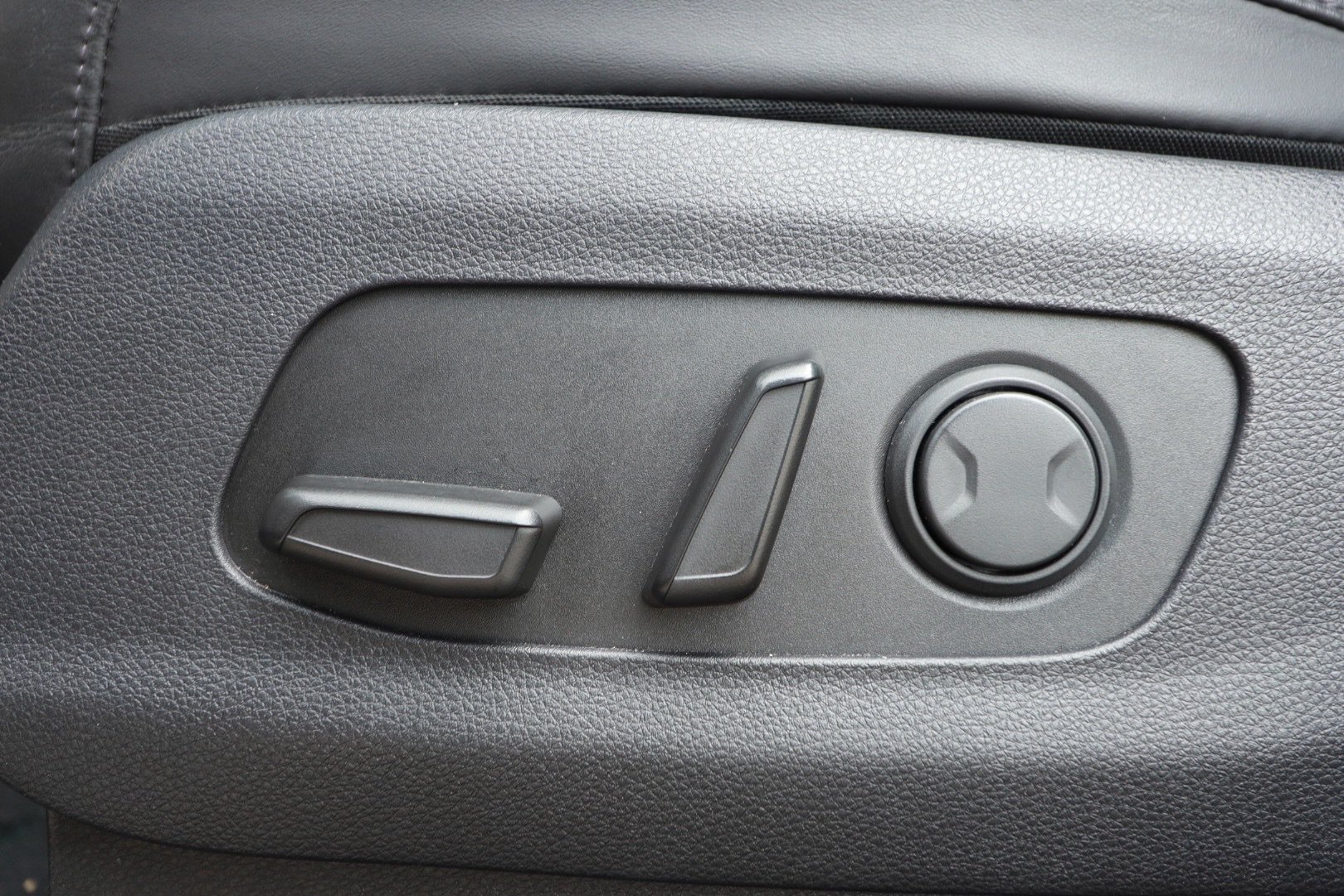 Used 2024 Kia Carnival EX FWD image 22