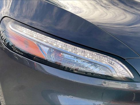 Used 2018 Jeep Cherokee Latitude Plus w/ Comfort/Convenience Group image 27