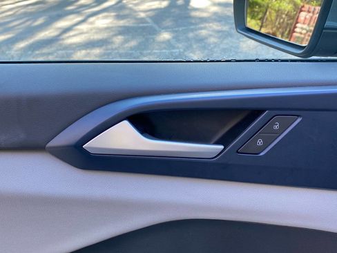 Used 2022 Volkswagen Taos SE w/ Panoramic Sunroof Package image 17