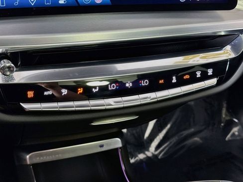 Used 2024 Cadillac Lyriq Luxury AWD/4WD image 16