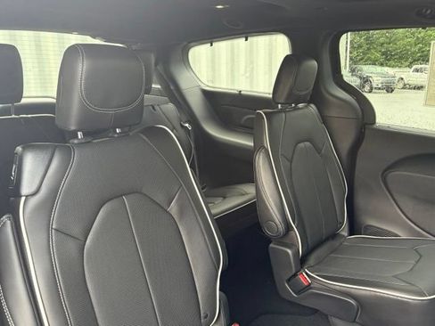 New 2027 Chrysler Pacifica Limited AWD/4WD image 33