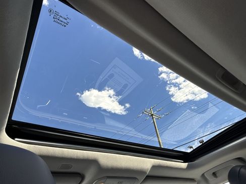 Used 2022 Toyota Highlander XLE AWD/4WD image 24