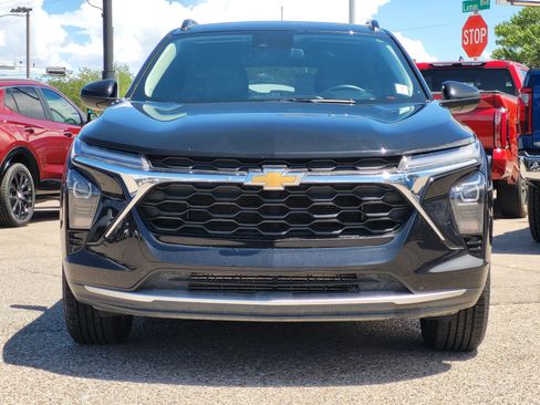 Used 2025 Chevrolet Trax LT w/ Driver Confidence Package FWD image 2