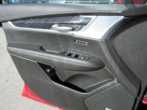 Used 2025 Cadillac XT6 Premium Luxury image 27