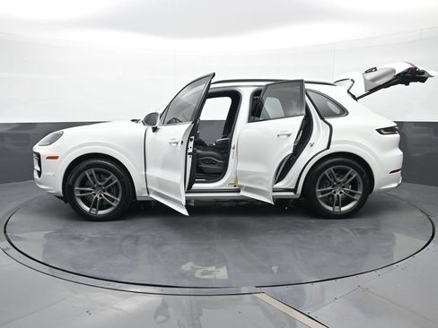 Certified 2025 Porsche Cayenne AWD/4WD image 29