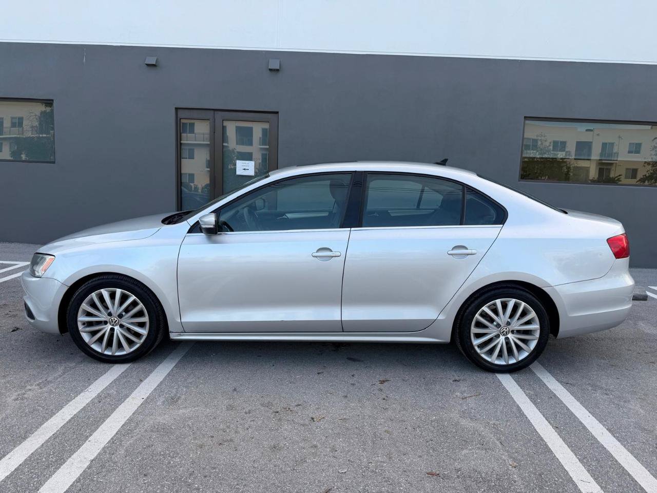 Used 2011 Volkswagen Jetta SEL FWD image 6