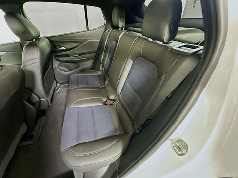 Used 2025 Buick Envista Preferred image 27