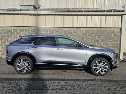 New 2026 Cadillac Optiq Luxury 2 image 10