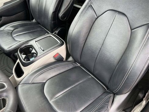 Used 2022 Chrysler Pacifica Touring-L w/ Uconnect Theater Family Group image 23