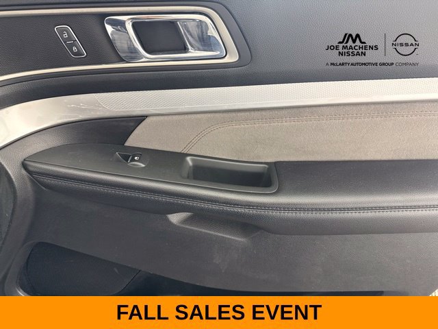 Used 2017 Ford Explorer XLT w/ Equipment Group 202A AWD/4WD image 27