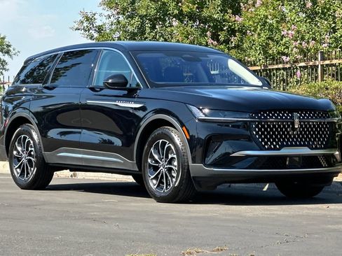 Used 2026 Lincoln Nautilus Premier AWD/4WD image 9