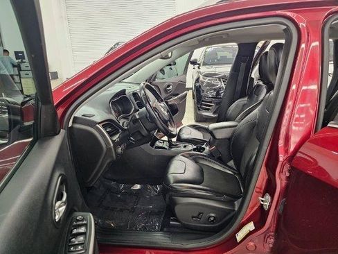 Used 2019 Jeep Cherokee Latitude Plus w/ Comfort/Convenience Group FWD image 8