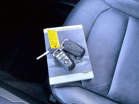 Used 2018 Ford Explorer XLT w/ Equipment Group 202A image 11