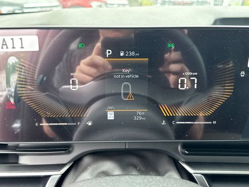 Used 2025 Kia Carnival FWD image 24