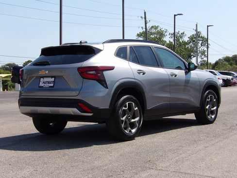 Used 2025 Chevrolet Trax LT FWD image 29