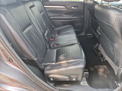 Used 2014 Toyota Highlander XLE AWD/4WD image 31