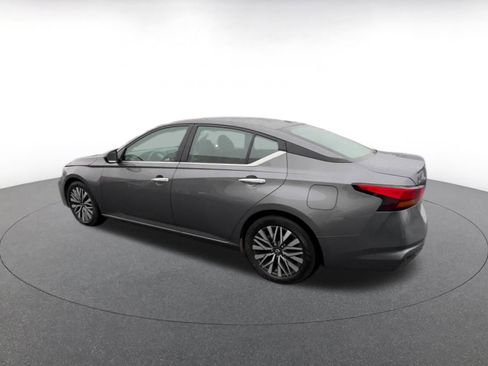 Used 2025 Nissan Altima 2.5 SV image 9