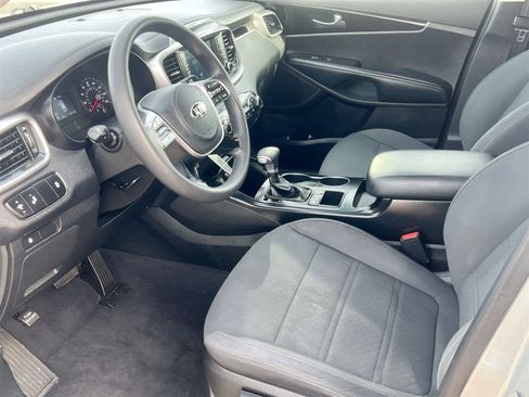Used 2020 Kia Sorento LX image 10