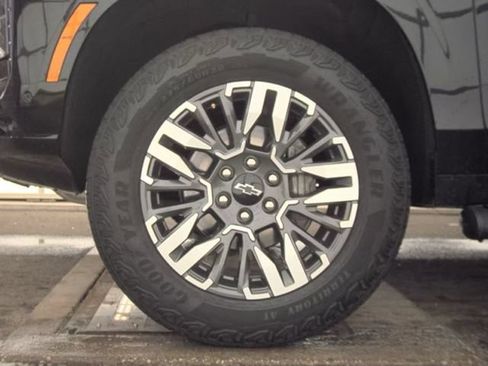 Used 2025 Chevrolet Suburban Z71 AWD/4WD image 41