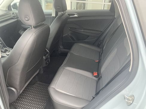 Certified 2025 Volkswagen Taos SE image 15